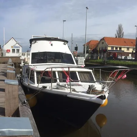 Le Petit Chateau Vaartdijk Bed & Breakfast