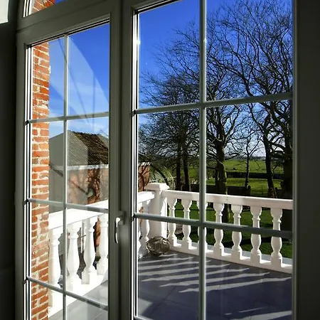 Le Petit Chateau Vaartdijk Bed & Breakfast Leffinge