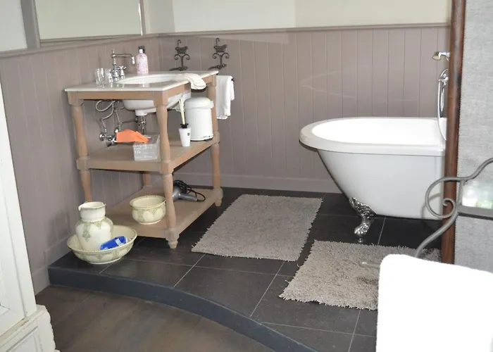 Le Petit Chateau Vaartdijk Bed and breakfast 4*