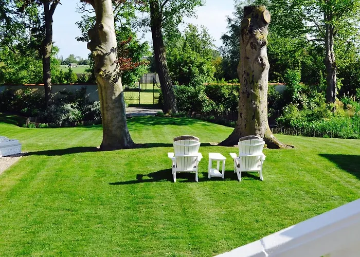 Le Petit Chateau Vaartdijk Bed and breakfast 4*