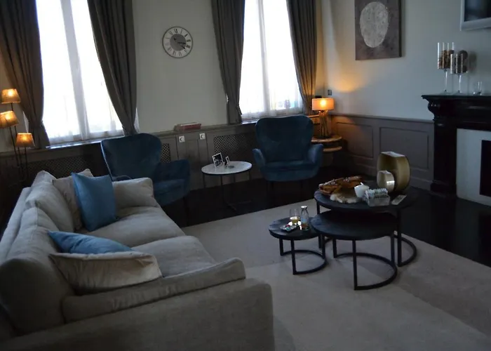 Le Petit Chateau Vaartdijk Bed and breakfast