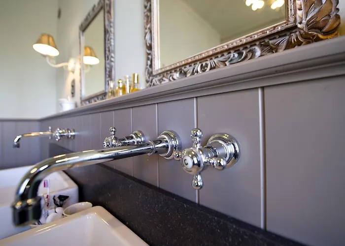 Le Petit Chateau Vaartdijk Bed and breakfast