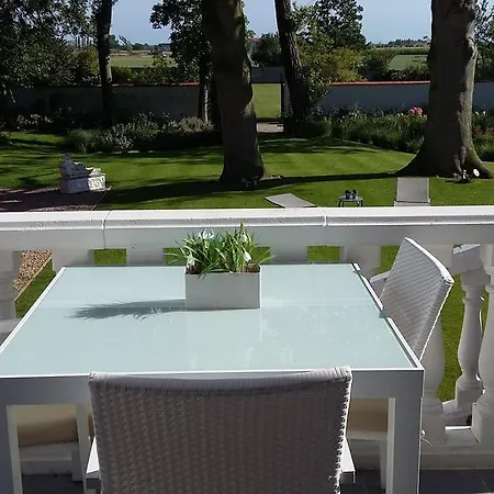 Le Petit Chateau Vaartdijk Bed & Breakfast Leffinge